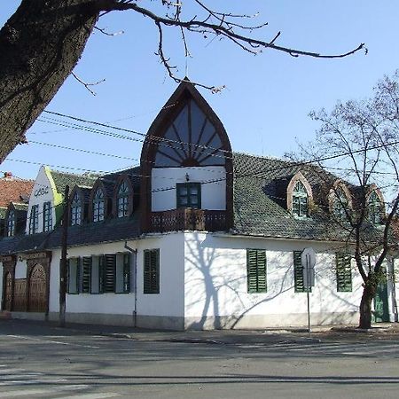 Gobe Csarda Hotel Орадеа Екстериор снимка