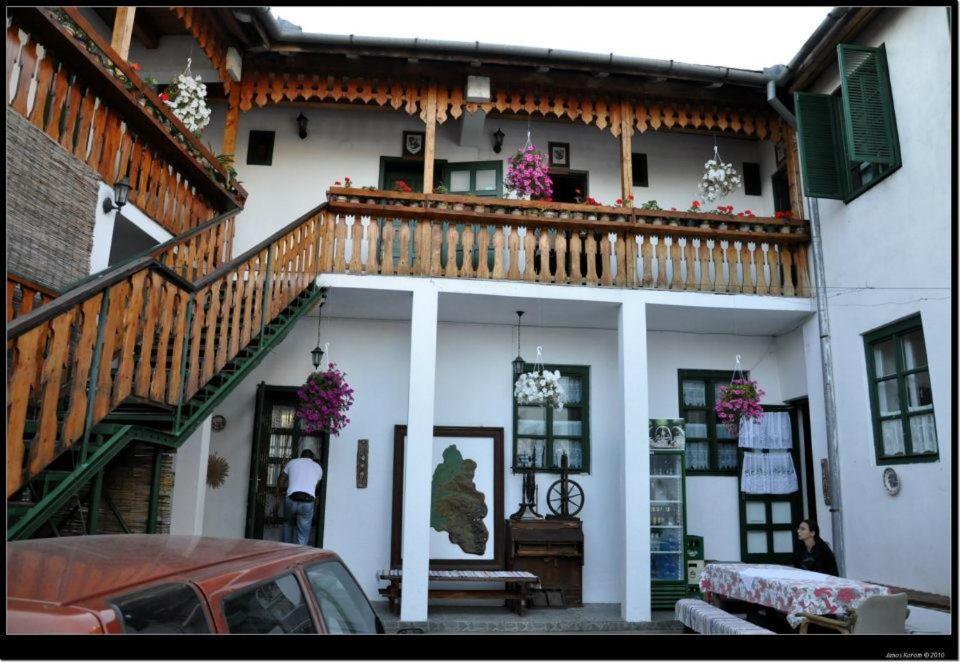 Gobe Csarda Hotel Орадеа Екстериор снимка