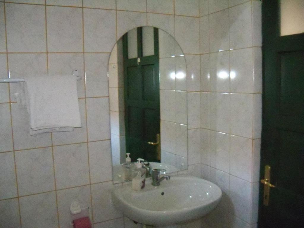 Gobe Csarda Hotel Орадеа Стая снимка