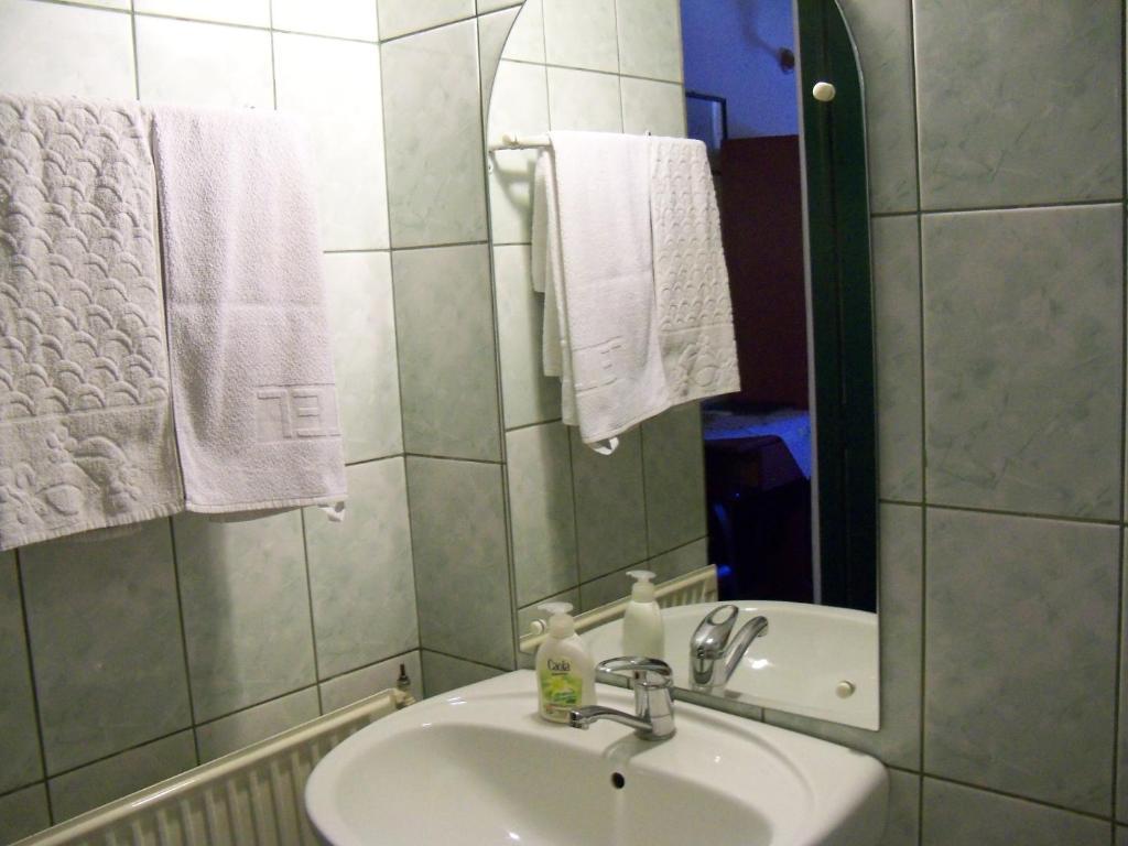 Gobe Csarda Hotel Орадеа Стая снимка